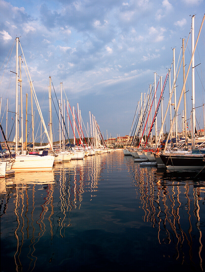 Segelboote ankern im Hafen von Korcula am Abend, Dalmatien, Kroatien