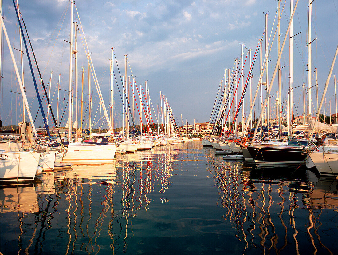 Segelboote ankern im Hafen von Korcula am Abend, Dalmatien, Kroatien
