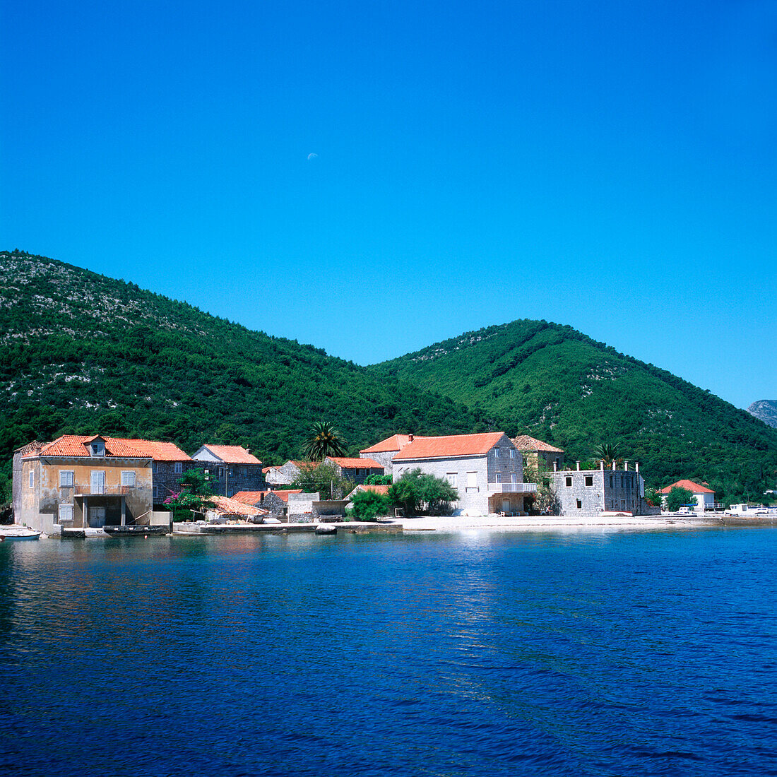 Blick über den Stonski Kanal auf ein Dorf, Peljesac, Dalmatien, Kroatien