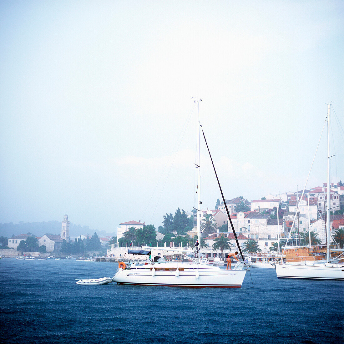 Segelboote ankern bei Unwetter vor Hvar, Dalmatien, Kroatien