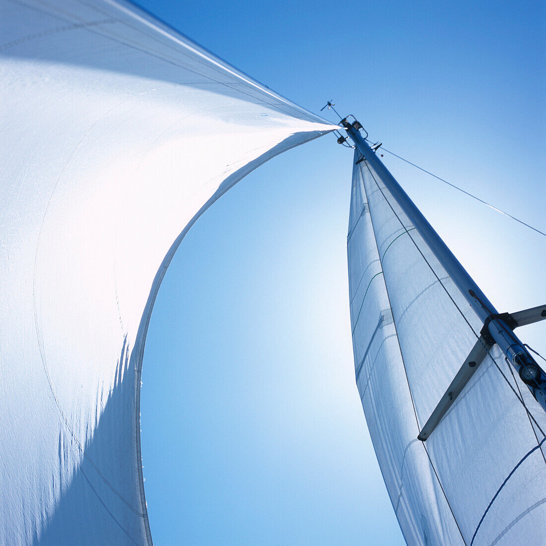 Mast with mainsail and foresail of a sailboat