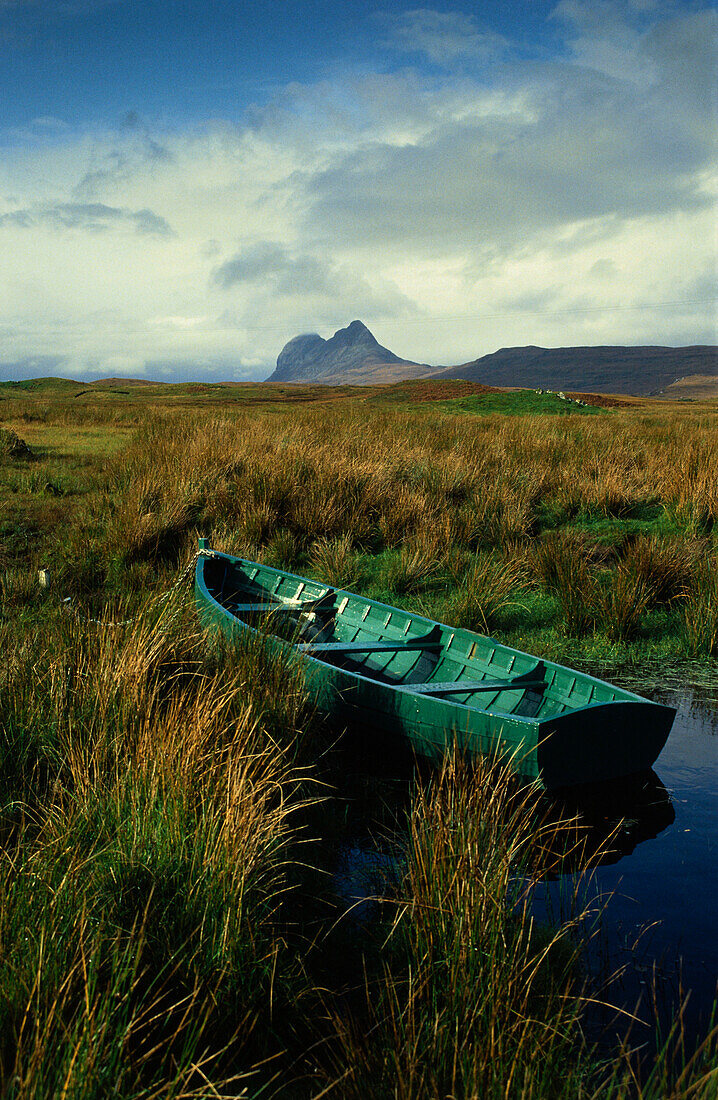A rowing boat and Suilven mountain in the background, Sutherland, Scotland, Great Britain
