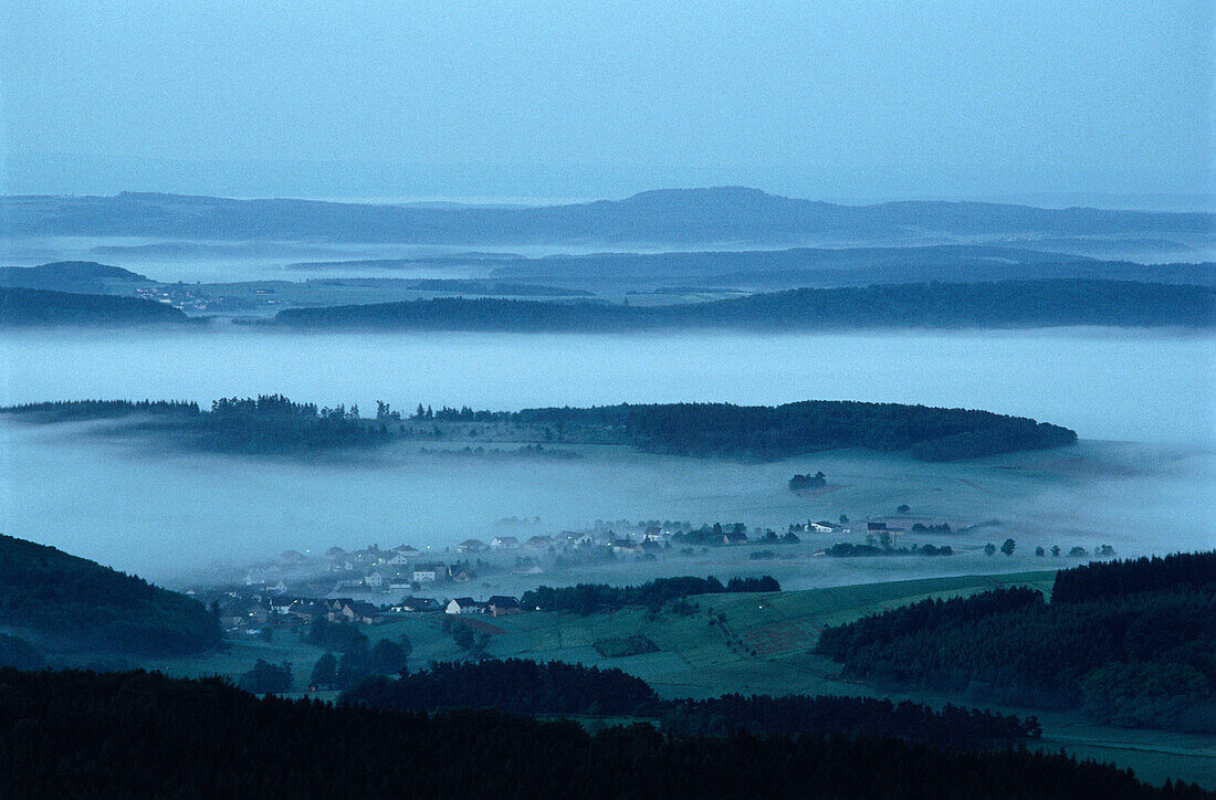 Landschaft in der Eifel in einem Nebelmeer, Rheinland-Pfalz, Deutschland