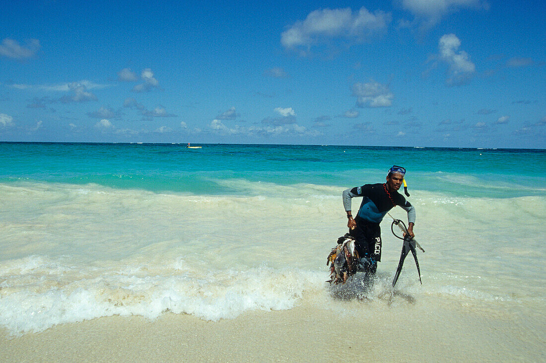 Ein Fischermann kommt zurück am Strand, Sam Lords Beach, St. Philip, Barbados, Karibik