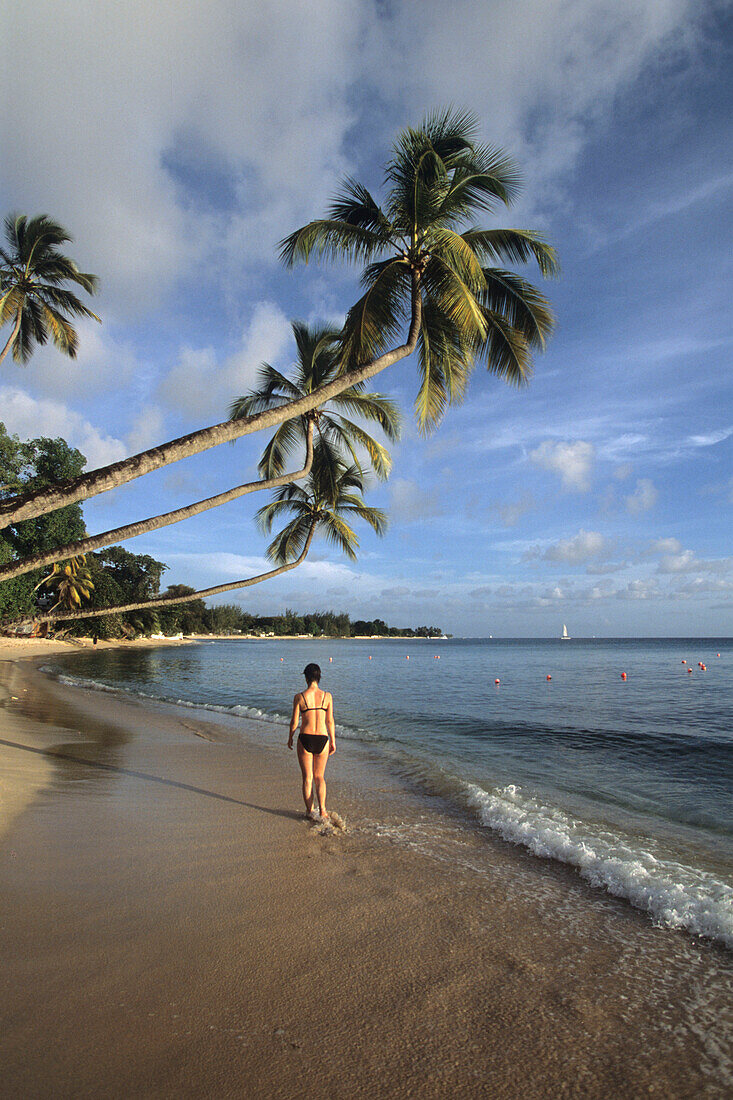 Eine Frau spaziert entlang der Strand, Turtle Beach, Near Mullins Bay, St. Peter, Barbados, Karibik