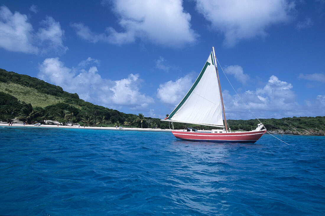 Ein rotes Segelschiff, Tobago Cays, St. Vincent and The Grenadines, Karibik