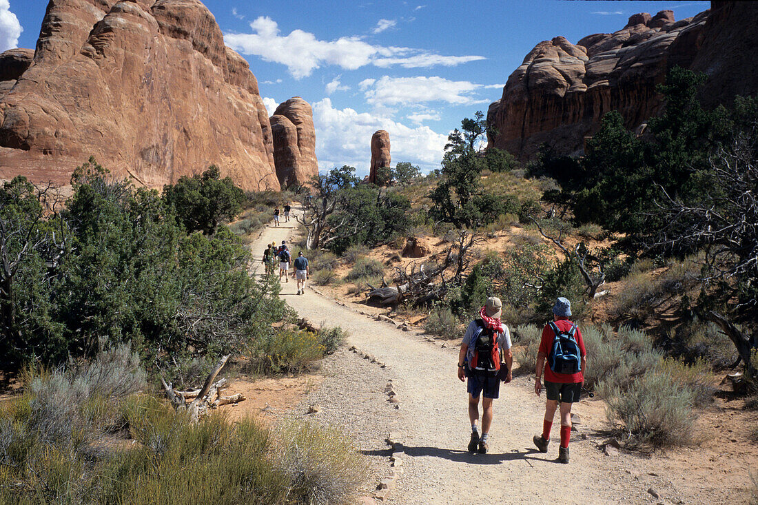 Wanderer beim Devils Garden Trail, Arches National Park, in der Nähe von Moab, Utah, USA