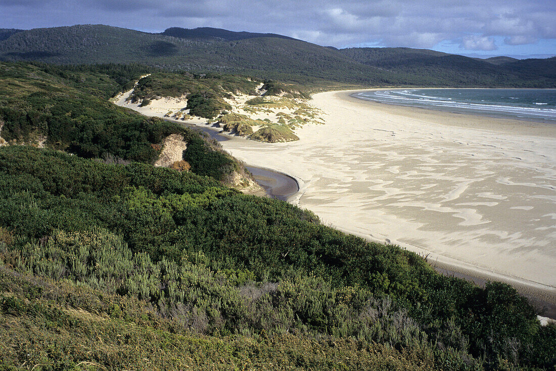 Ein Strand bei Cloudy Bay, South Bruny Island, Tasmanien, Australien