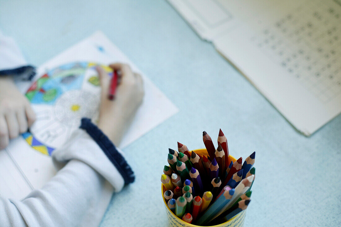 Kind malt Bild aus, Nahaufnahme Stifte