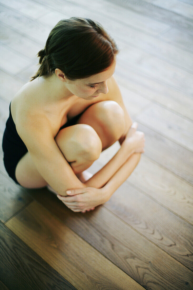 Junge Frau in Yoga Position