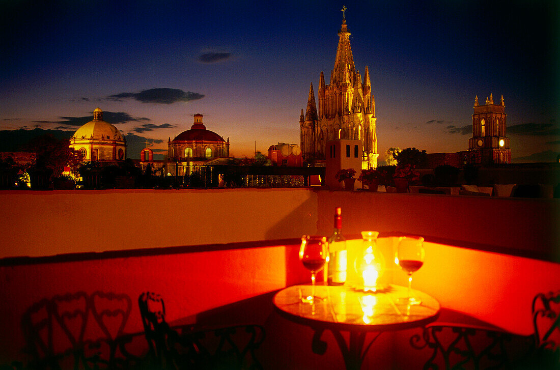 Ein Glas Wein bei Kerzenlicht, Hotel Casa de Sierra Nevada, San Miguel de Allende, Mexiko