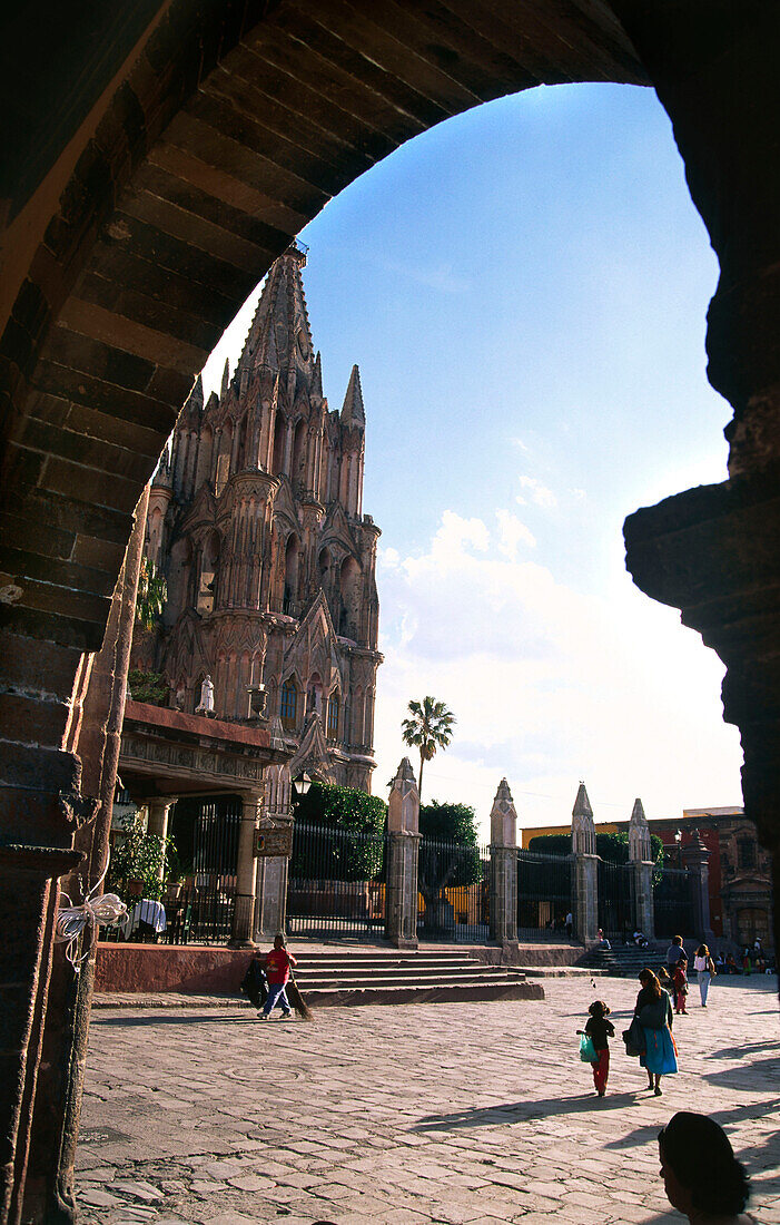 View of the church Parroquita de S. Miguel Arcangel through an arch, San Miguel de Allende, Mexiko