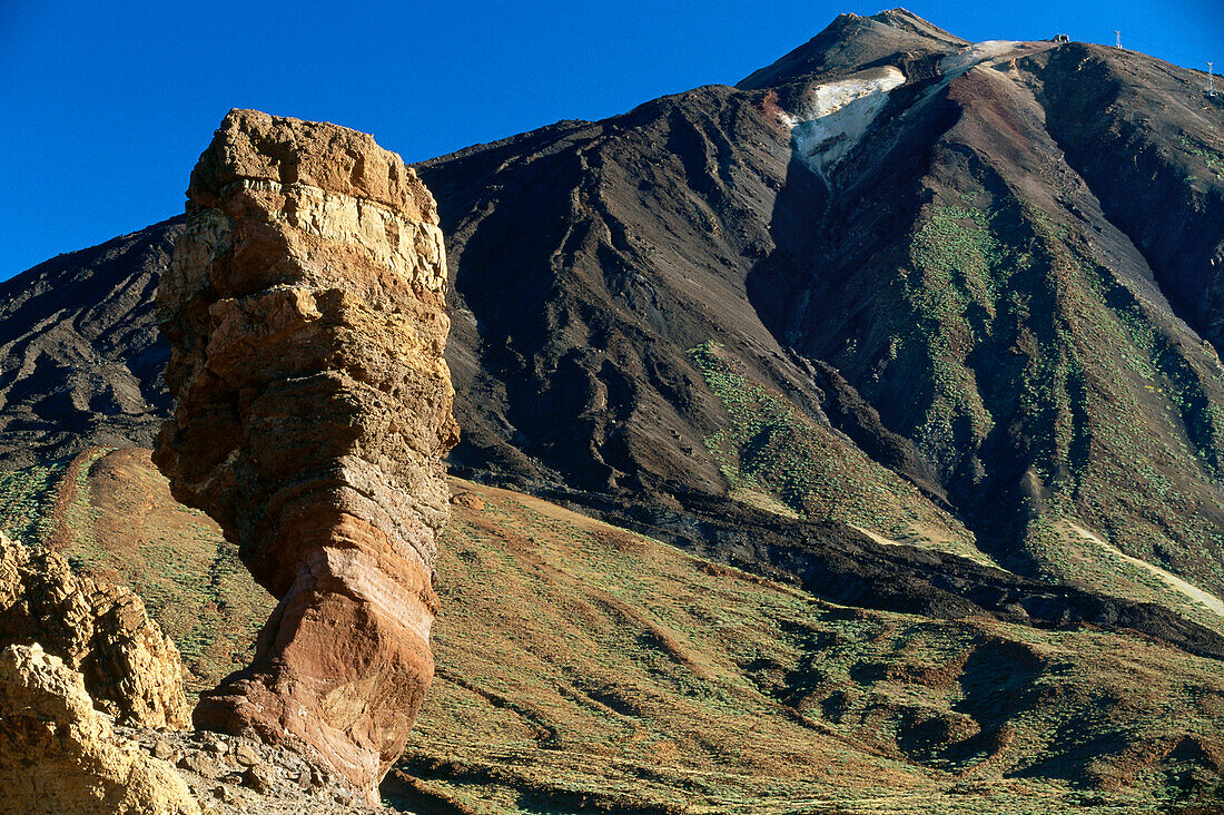 Roque Cinchado und Pico del Teide, der Teide-Gipfel, 3718m, Wahrzeichen der Insel, Teide Nationalpark, Teneriffa, Kanarische Inseln, Spanien