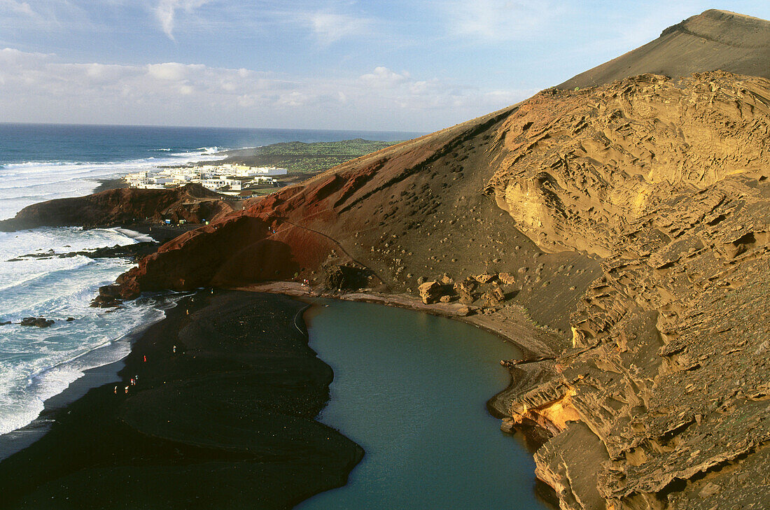 Dorf El Golfo und Krater von El Golfo, Charco de los Clicos, Lagune, erloschener Vulkan an der Küste, Lanzarote, Kanarische Inseln, Atlantik, Spanien
