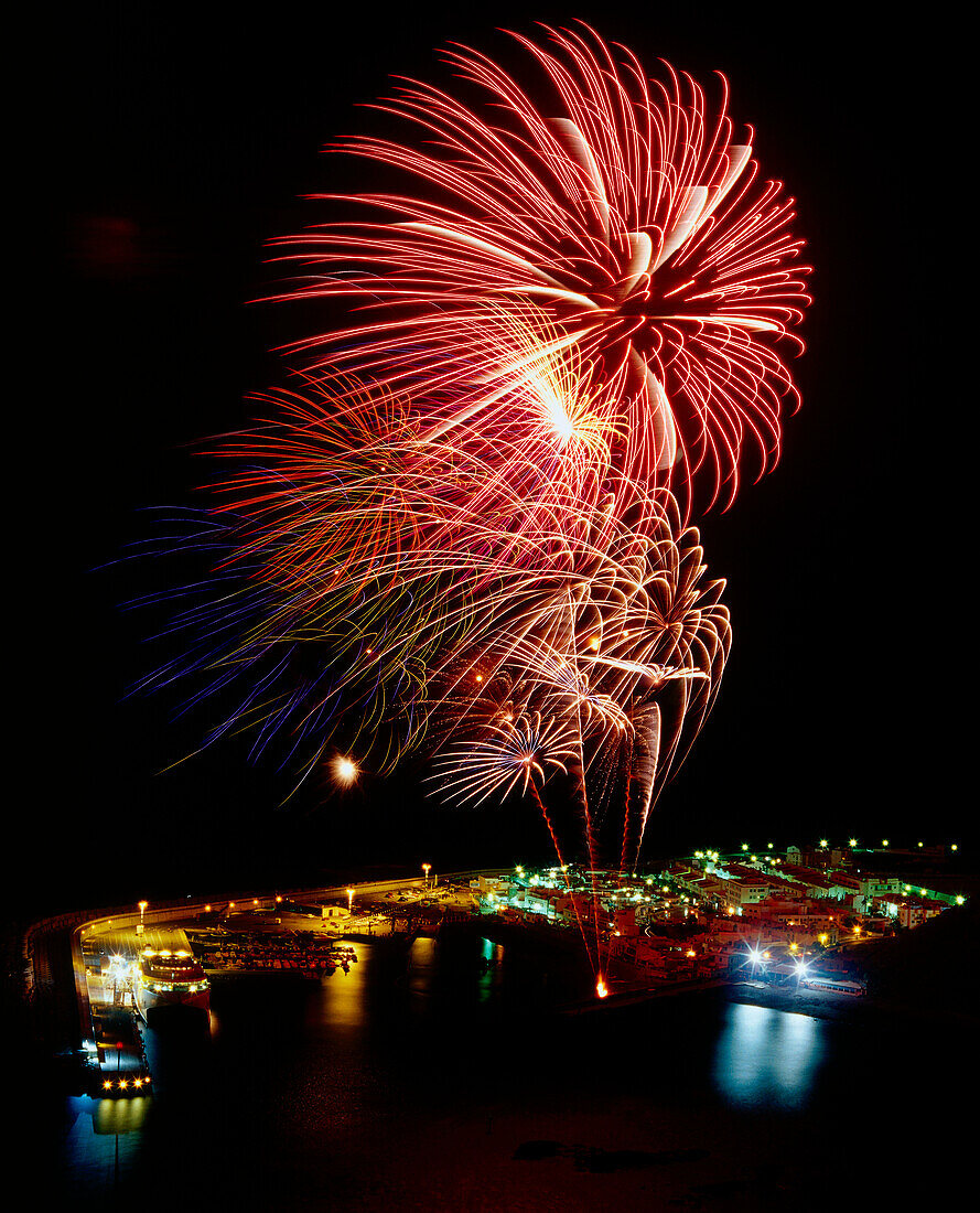 Feuerwerk, Puerto de las Nieves bei Agaete, Gran Canaria, Kanarische Inseln, Spanien