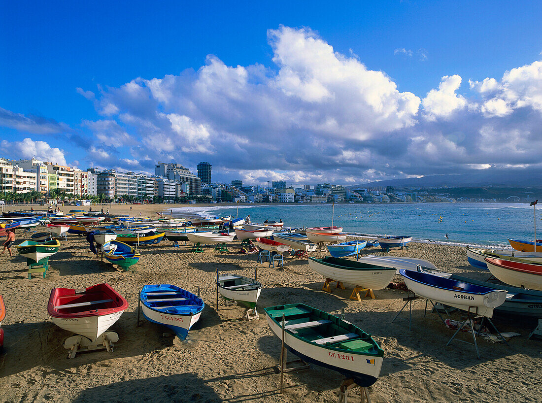 Cityscape with fishing boats, Playa de las Canteras, beach, Las Palmas, Gran Canaria, Canary Islands, Atlantic Ocean, Spain