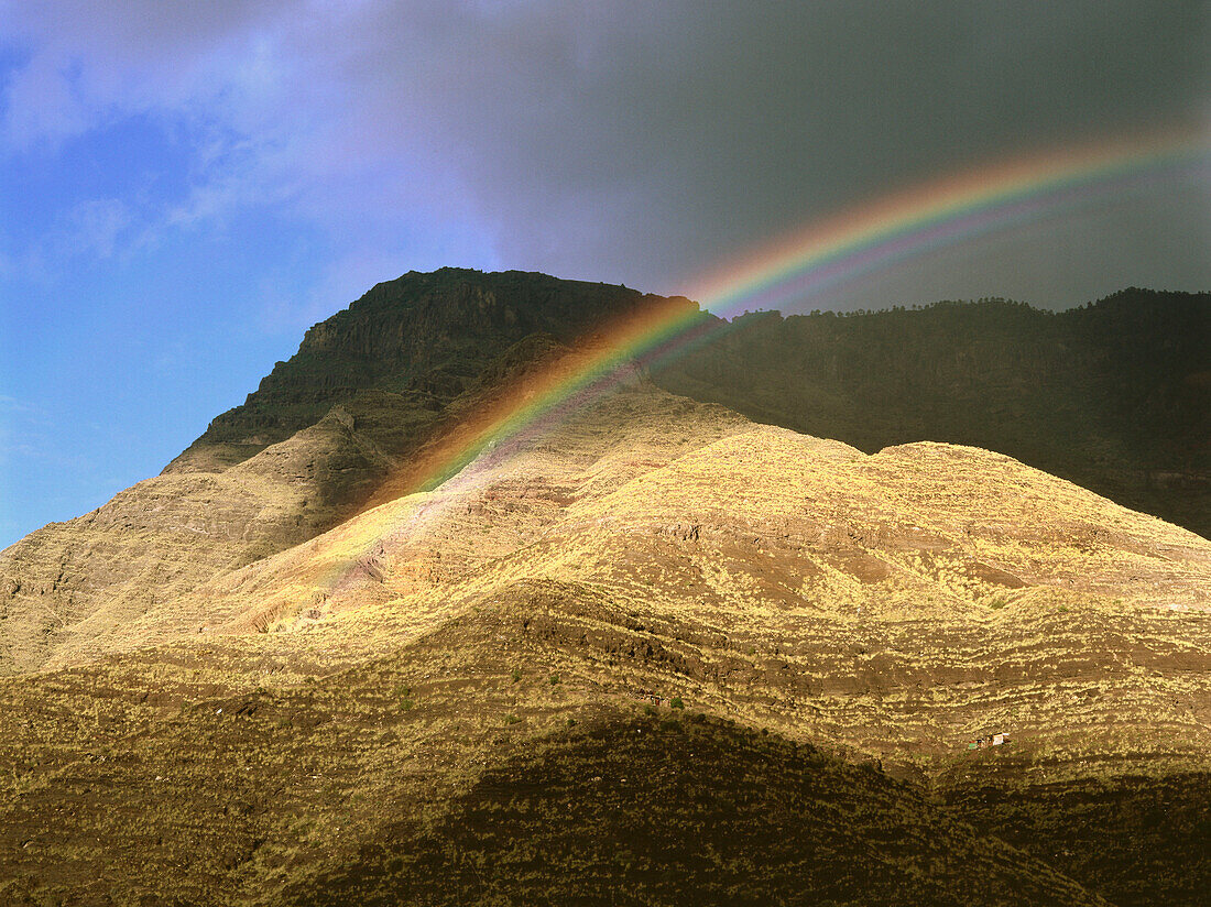 Regenbogen beim Berg Faneque, Tal von El Risco de Agaete, Tamadaba Naturpark, Gran Canaria, Kanarische Inseln, Spanien