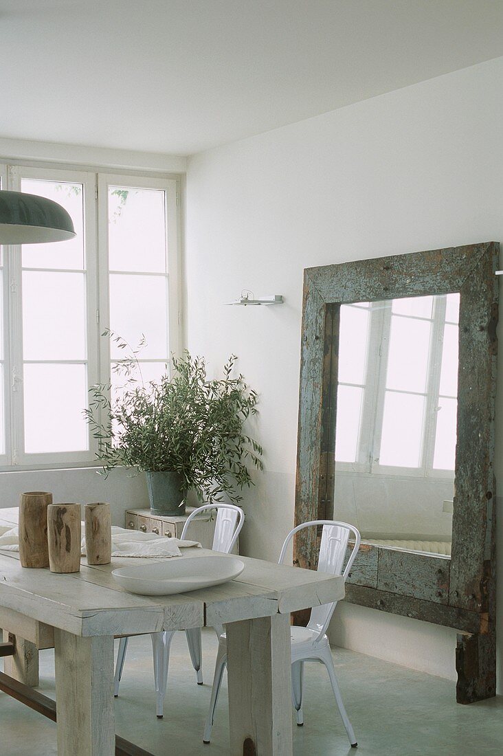 Wohnraum mit rustikalem, Esstisch aus weißem Massivholz, weissen Stühlen & Bodenspiegel mit breitem Holzrahmen