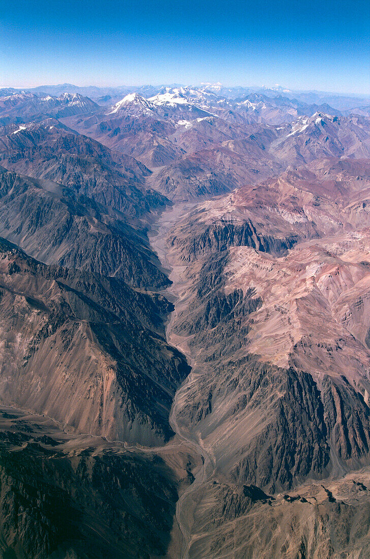 Blick aus Flugzeug über Anden, rechts Chile, links Argentinien, Südamerika