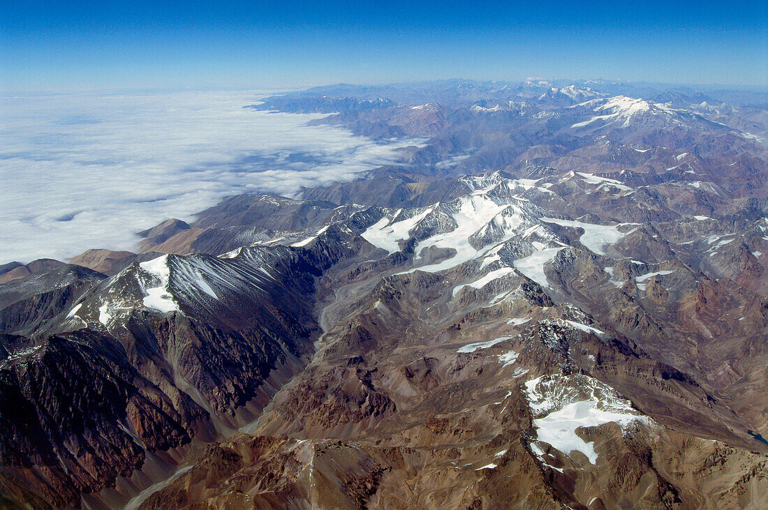 Blick aus Flugzeug über die Anden, links Argentinien, rechts Chile, Südamerika