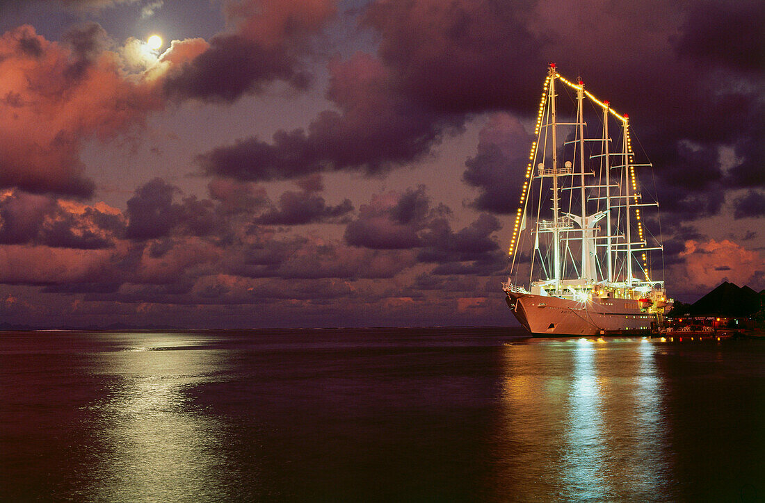 Kreuzfahrer Windsong in Mondnacht, Uturoa, Raiatea, Französisch Polynesien