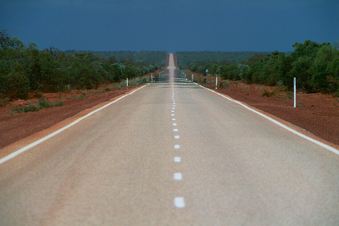 Hitzeflimmern auf dem Hwy 1 südlich von Broome, Westaustralien