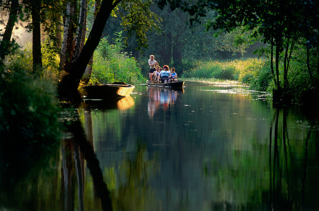 Touristen im Boot, Spreewald, Brandenburg, Deutschland