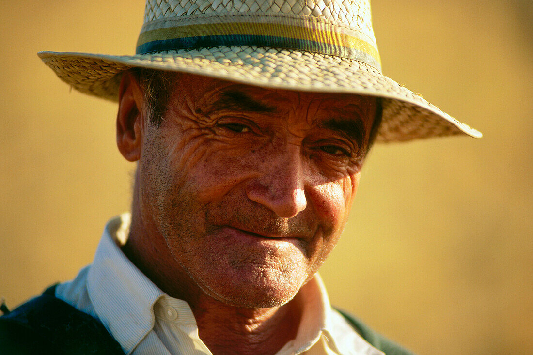 Mann in der südlichen Siera de Gredos, Extremadura, Spanien