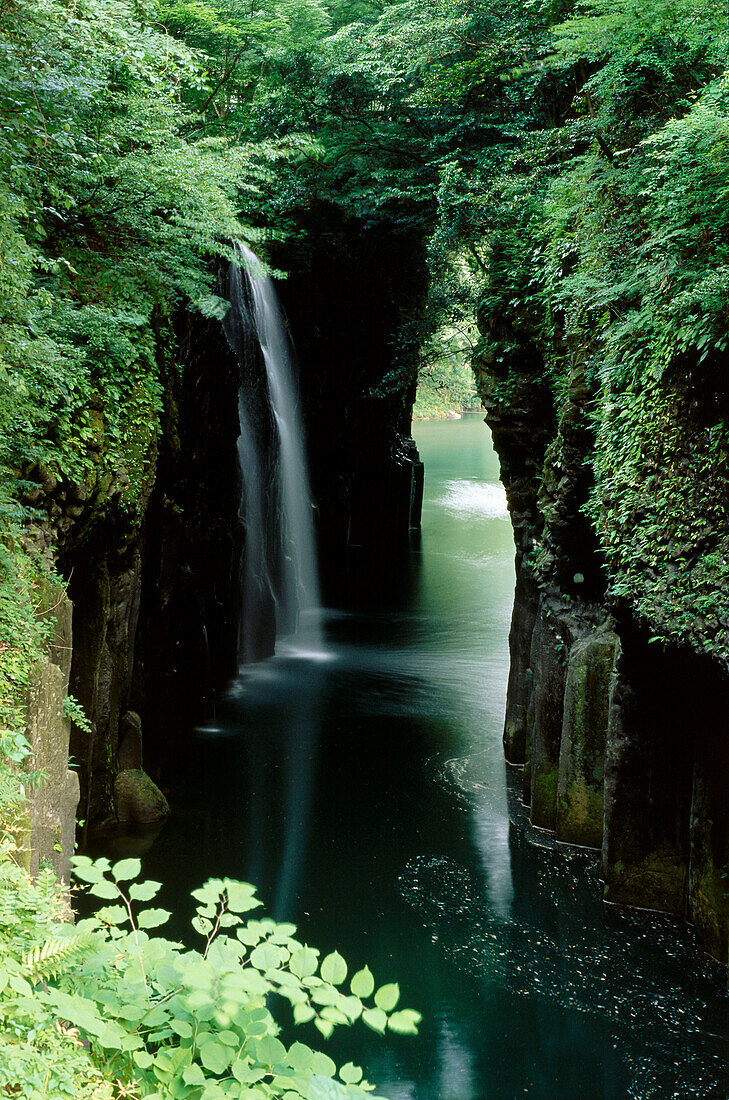 Takachiho-Schlucht, Wasserfall, Felswände aus erkalteter Lava, Bergkurort Takachiho südlich Mt. Aso, Südinsel Kyushu, Japan