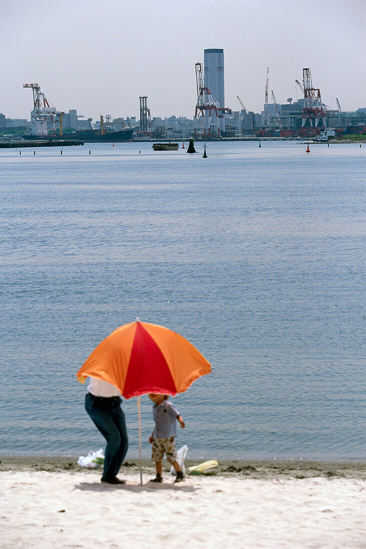 Familie an künstlichem Strand, Tokyo Bay, Tokio, Japan