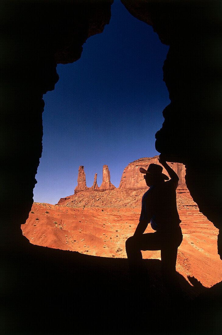 Felsenloch am Three Sisters, Monument Valley, Navajo Tribal Park, Utah, Arizona, USA