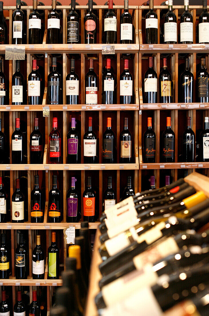 Weinflaschen in De Vinos Wine Shop, Washington DC, Vereinigte Staaten von Amerika, USA