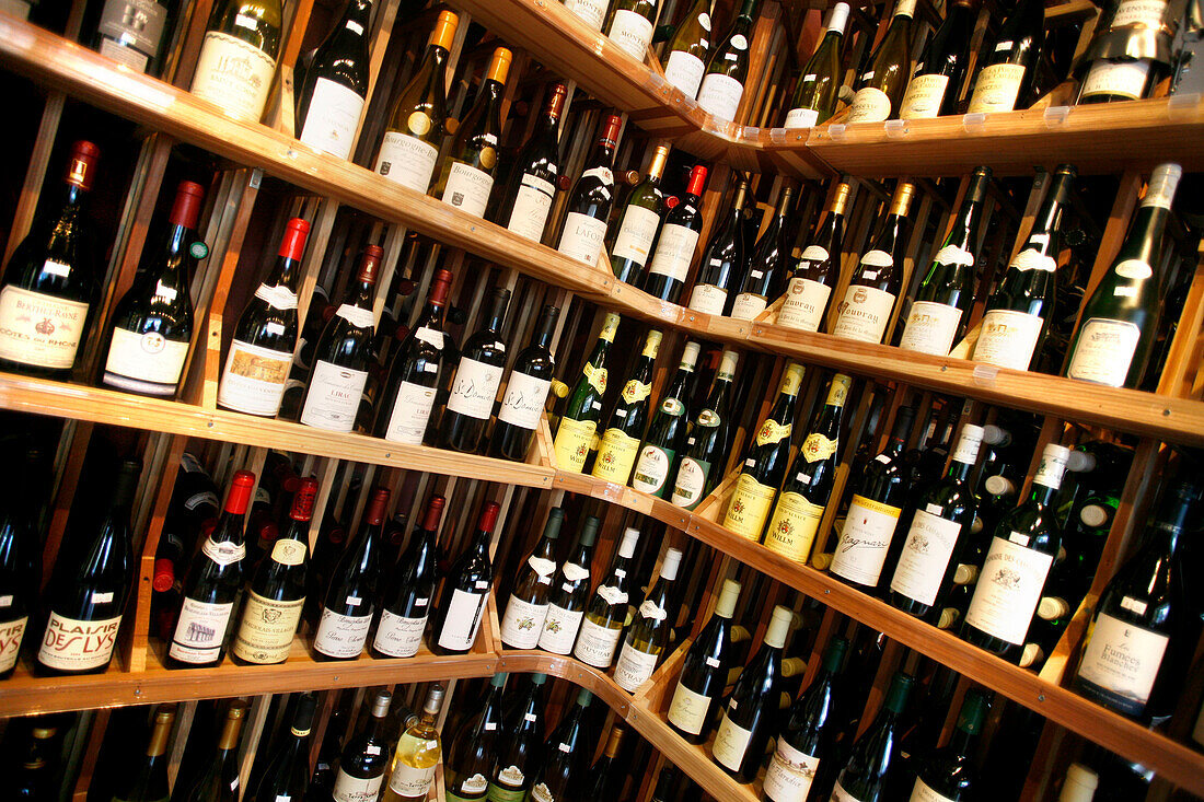 Nahaufnahme von Weinflaschen, De Vinos Wine Shop, Washington DC, Vereinigte Staaten von Amerika, USA