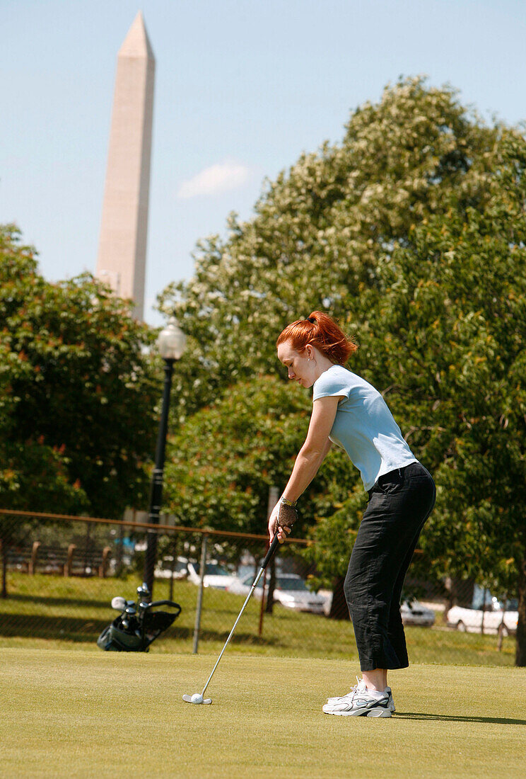 Eine Frau spielt Golf, East Potomac Golfplatz, Washington DC, Vereinigte Staaten von Amerika, USA