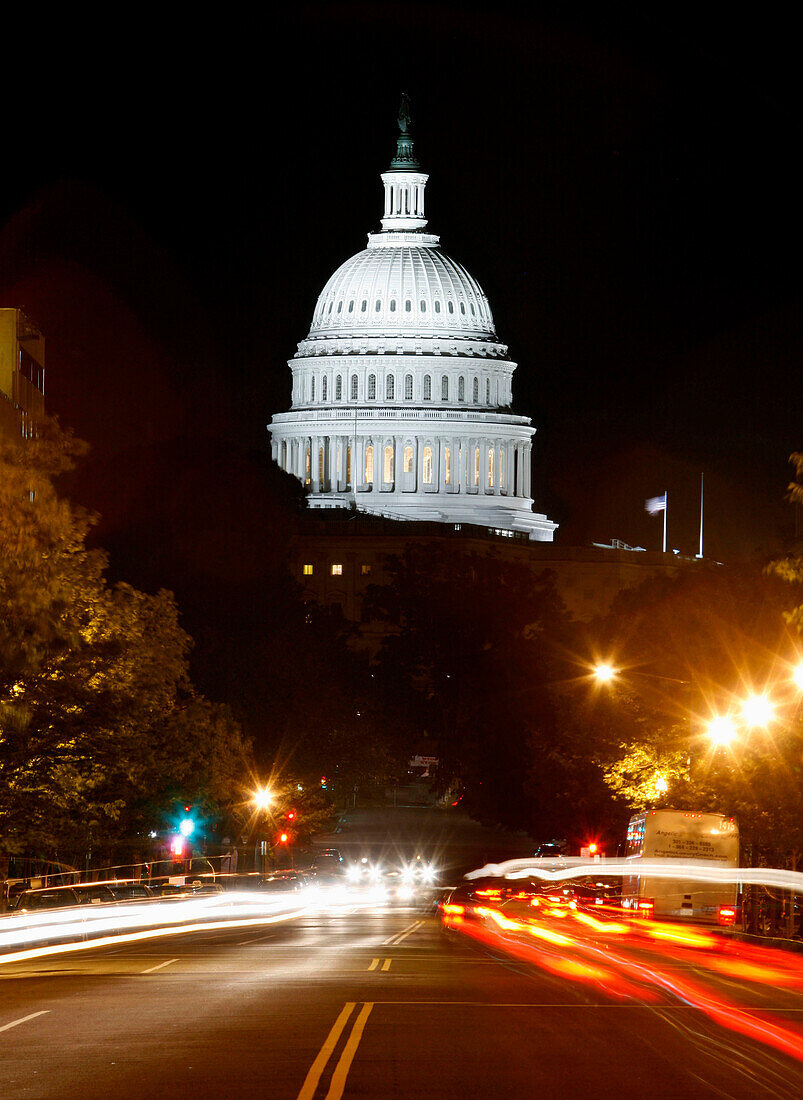 United States Capitol at night, the United States Congress, the legislative branch of the U.S. federal government, Washington DC, United States, USA