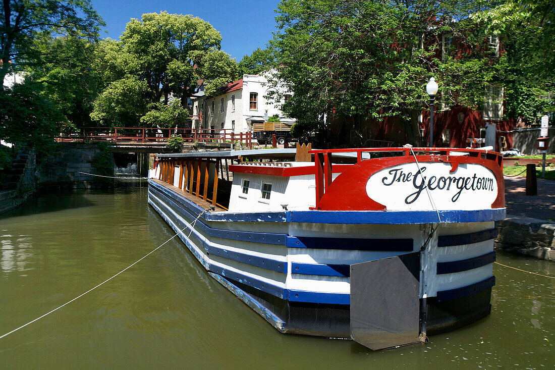 Blick auf ein Boot auf einem Kanal, Georgetown, Washington, Amerika, USA