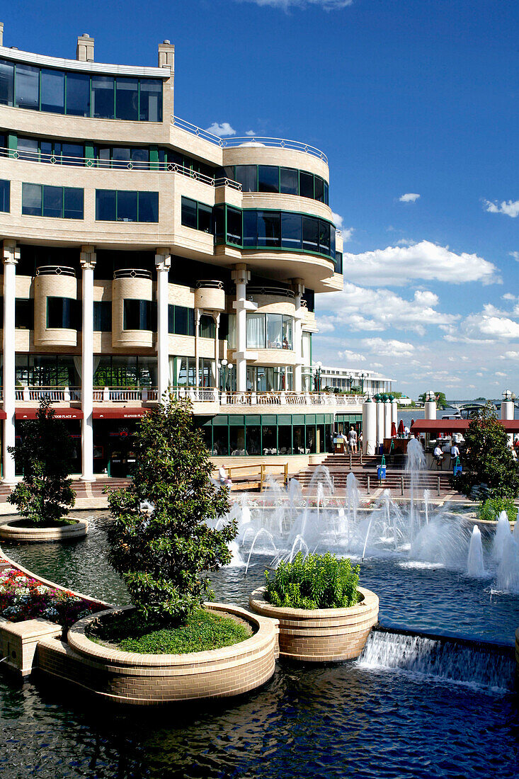 Bürogebäude und Springbrunnen unter blauem Himmel, Georgetown, Washington DC, Amerika, USA