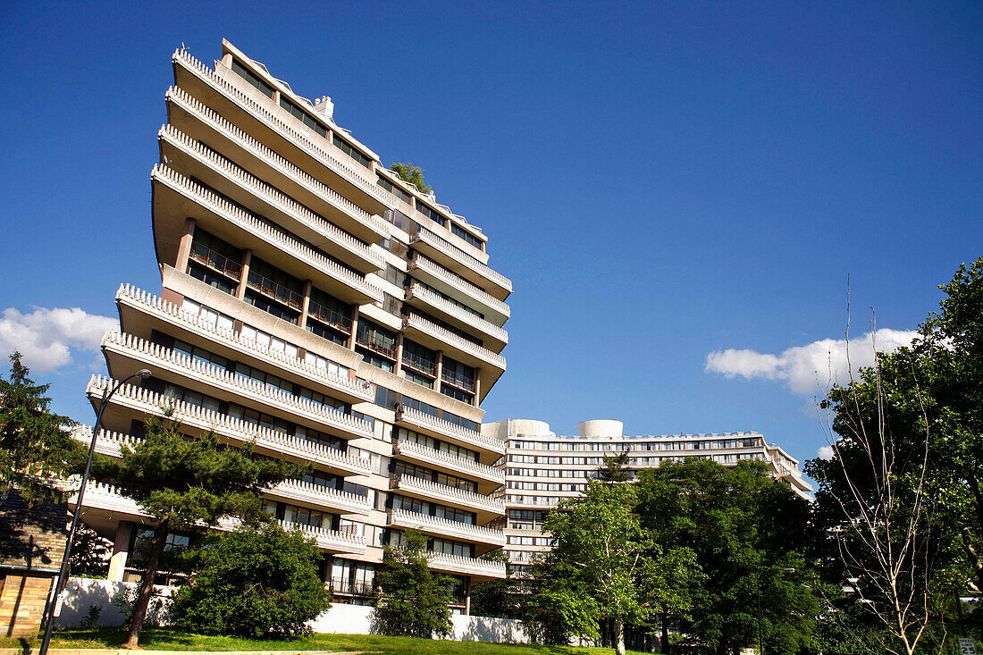 Office building under blue sky, Watergate Complex, Washington DC, America, USA