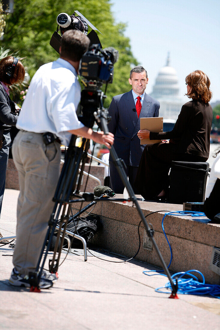 Ein Reporter hinter eine Kamera, Nachrichten, Washington DC, Vereinigte Staaten von Amerika, USA