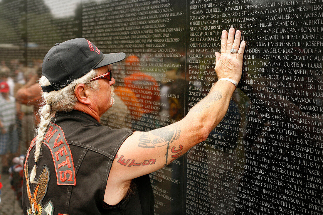 Ein Mann bei der Vietnam Veterans Memorial, Washington DC, Vereinigte Staaten von Amerika, USA