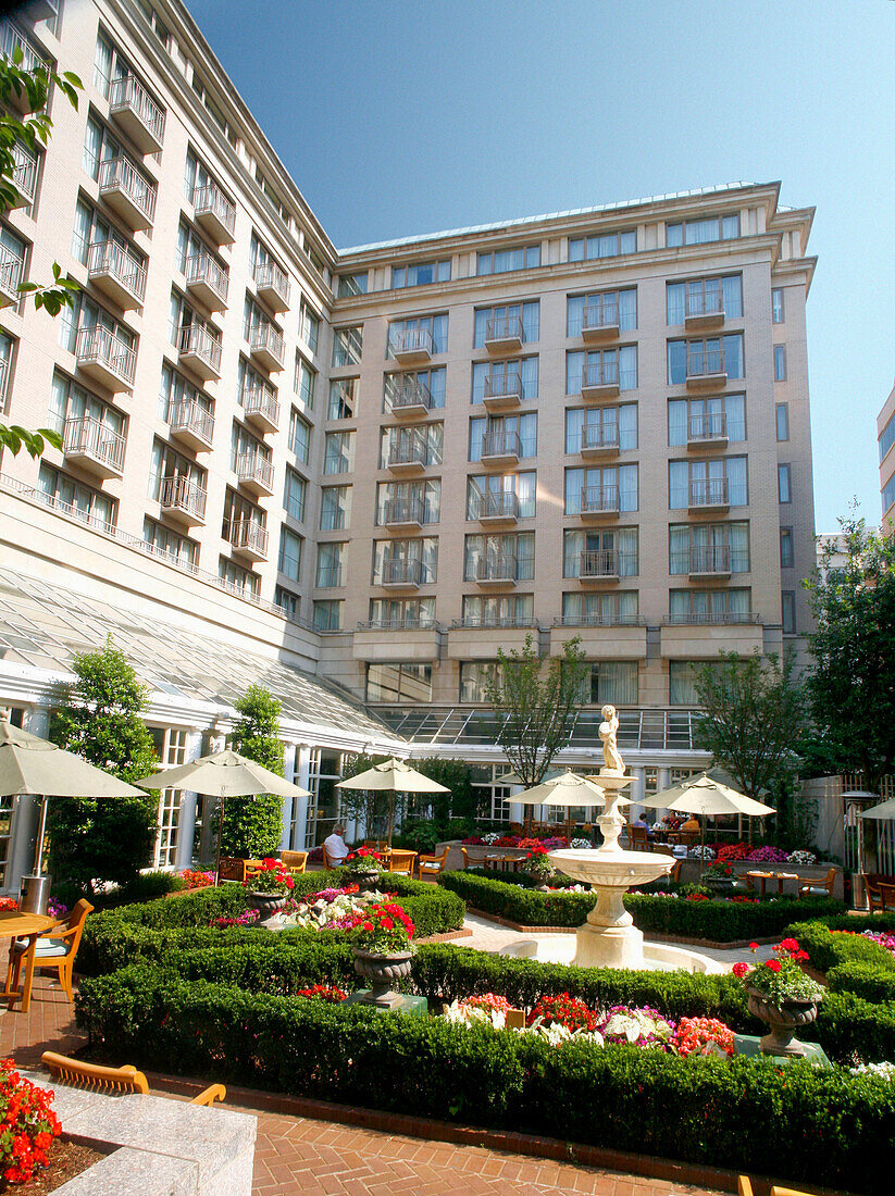 Springbrunnen und Blumenbeete im Innenhof des Fairmont Hotels, Washington DC, Amerika, USA