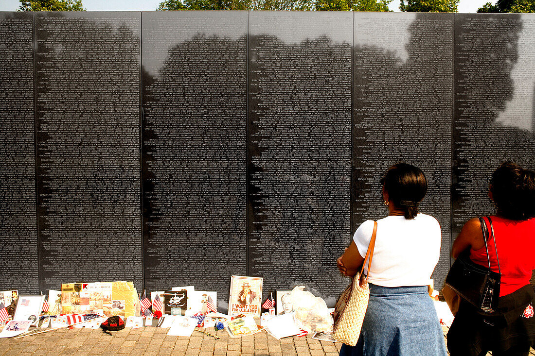 Zwei Frauen vor dem Vietnam Veterans Memorial, Denkmal, Washington DC, Vereinigte Staaten von Amerika, USA