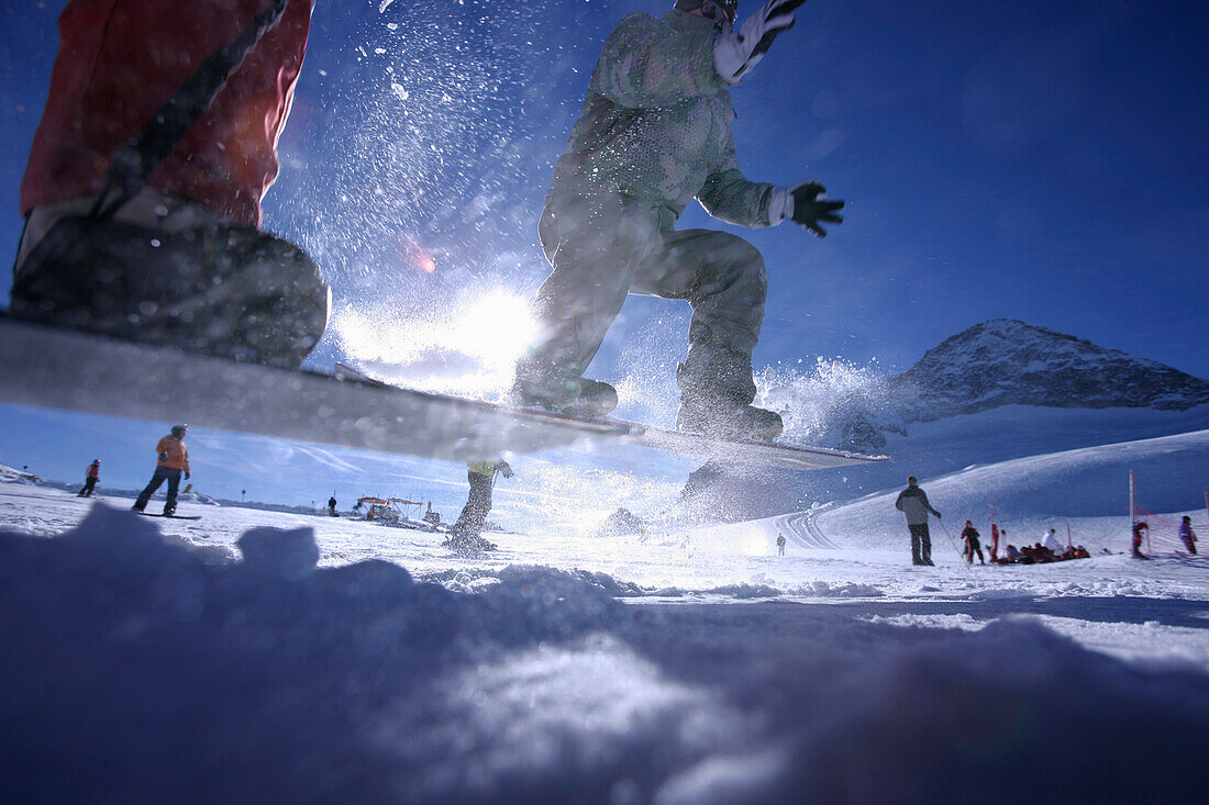 Snowboarder im Sprung, Hintertuxer Gletscher, Zillertal, Tirol, Österreich