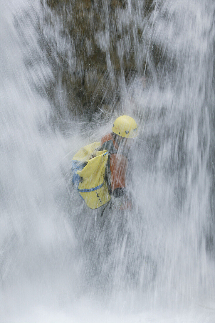 Canyoning, Guide beim Abseilen, Hachleschlucht, Haiming, Tirol, Österreich