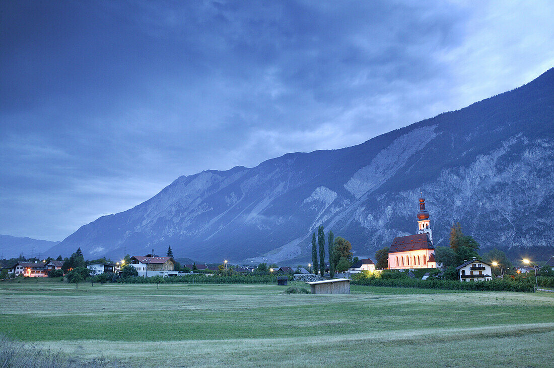 Haiming vor Berglandschaft, Tirol, Österreich