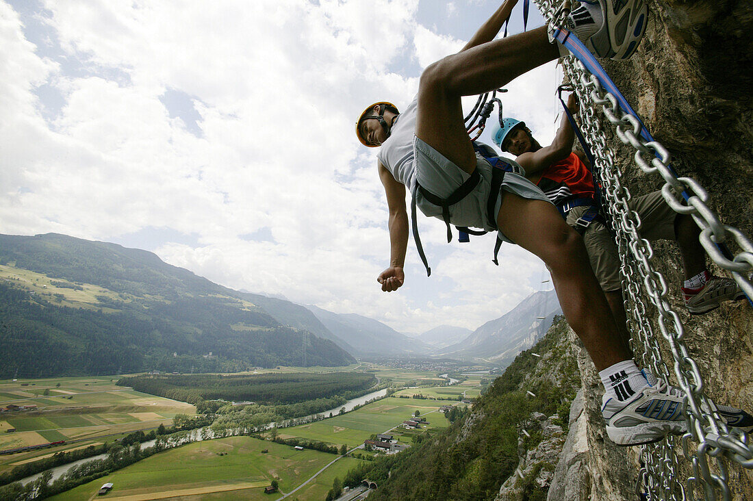 Zwei Männer klettern in Spinnennetz bei Crazy Eddy in Silz, Haiming im Hintergrund, Tirol, Österreich