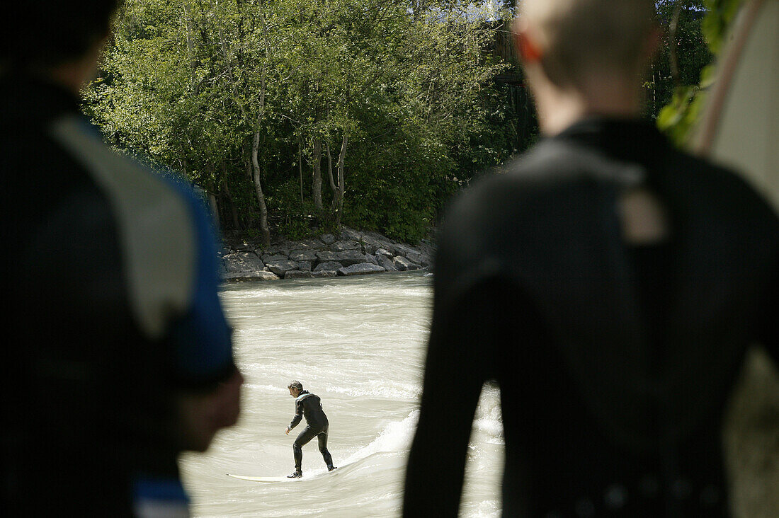 Surfer und Zuschauer, Welle des Inn bei Hochwasser, Silz, Tirol, Österreich