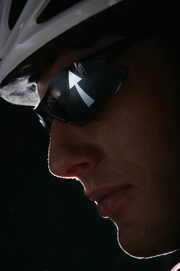 Fahrradfahrer, Pfeil spiegelt sich in Sonnenbrille
