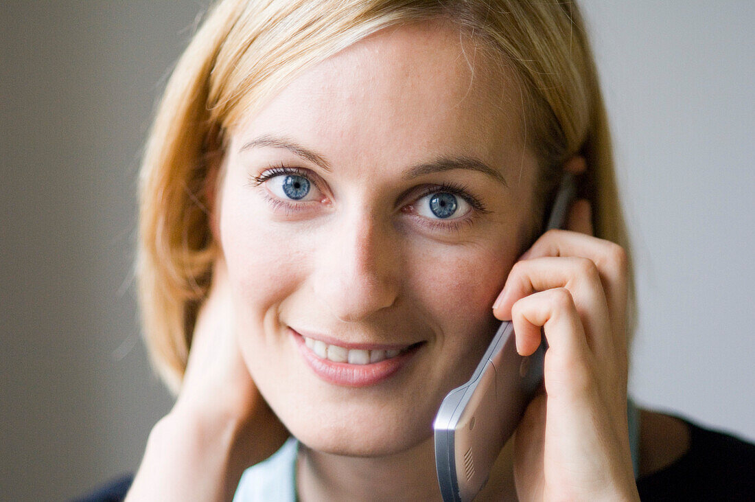 Junge Frau telefoniert mit einem Handy