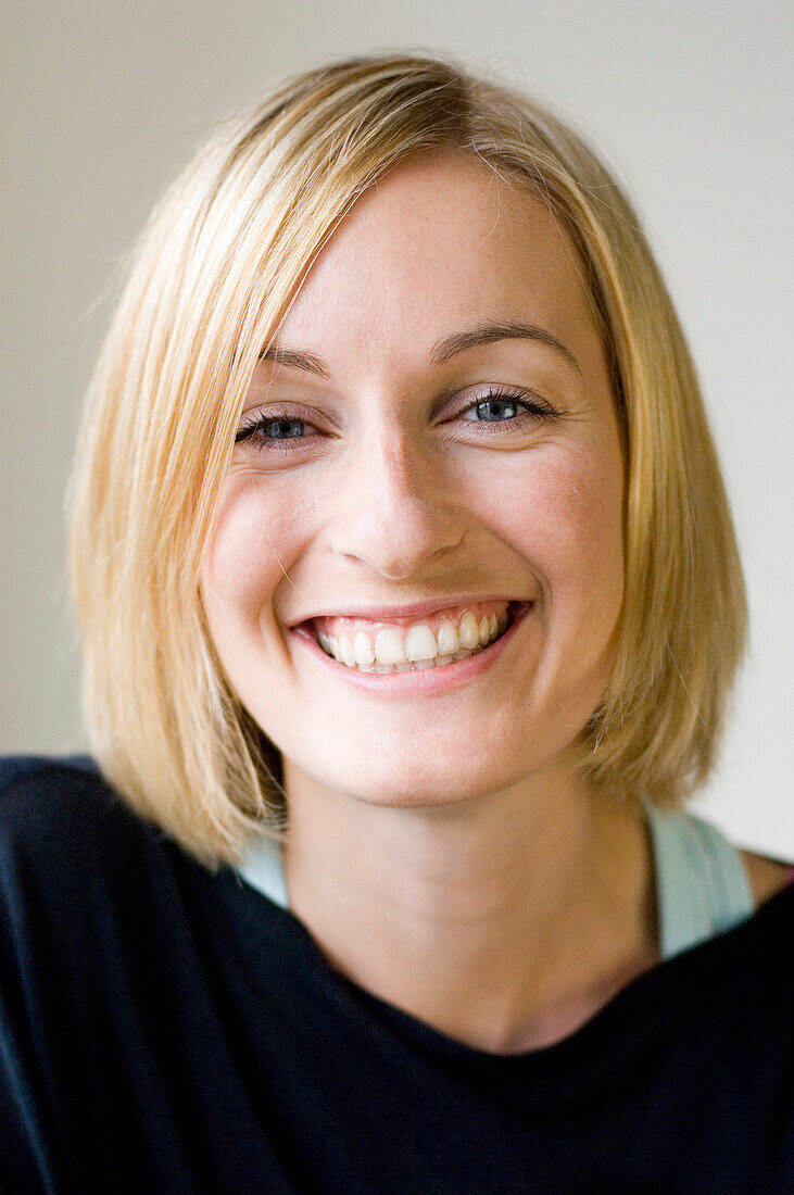 Young woman smiling at camera, portrait